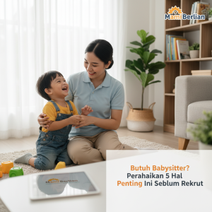 Babysitter profesional tersenyum sedang menggendong bayi dengan penuh kasih sayang sebagai solusi saat butuh babysitter berkualitas