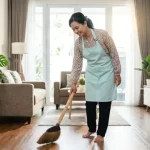 Asisten rumah tangga profesional Mami Berlian Agency menyapu dan membersihkan rumah